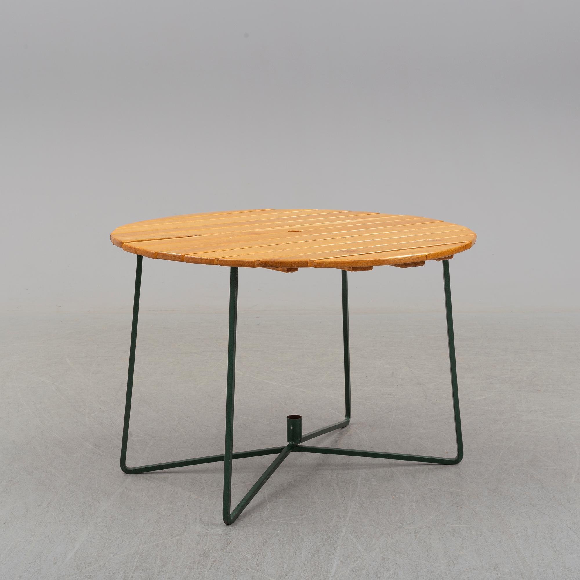 TRÄDGÅRDSGRUPP, fem stolar och ett bord, Grythyttan, tillverkade mellan 1954 och 1962.