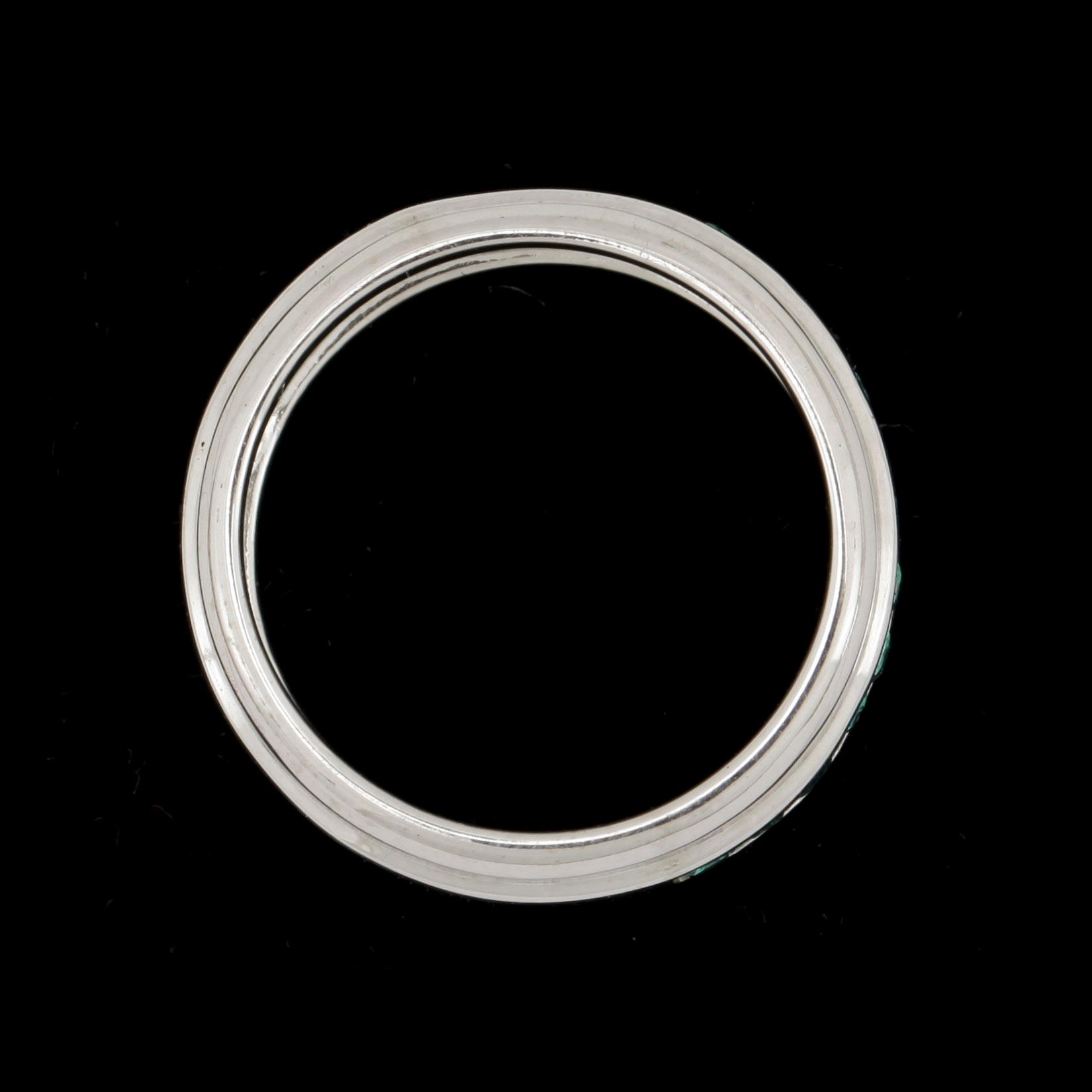 RING, 18k vitguld med 16 smaragder. Vikt ca 7,7 gram.
