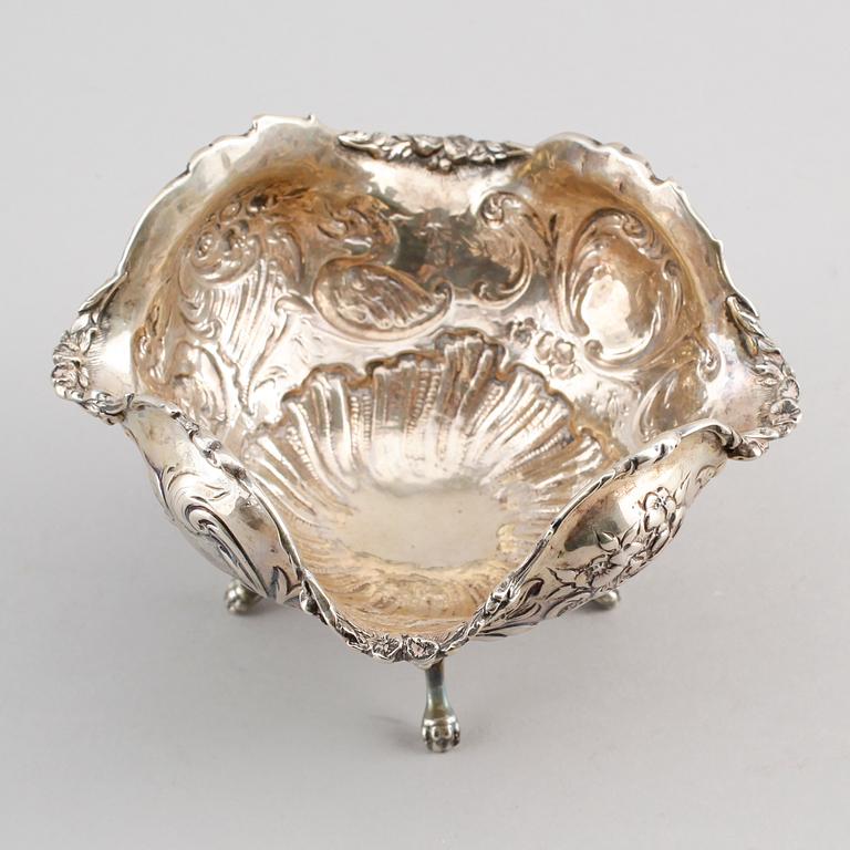 SKÅL, rokokostil, otydliga stämplar, omkring år 1900. Vikt ca 235 gram.
