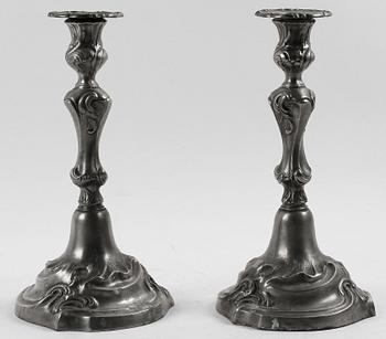 LJUSSTAKAR, ett par, rokokostil, 1900-tal.