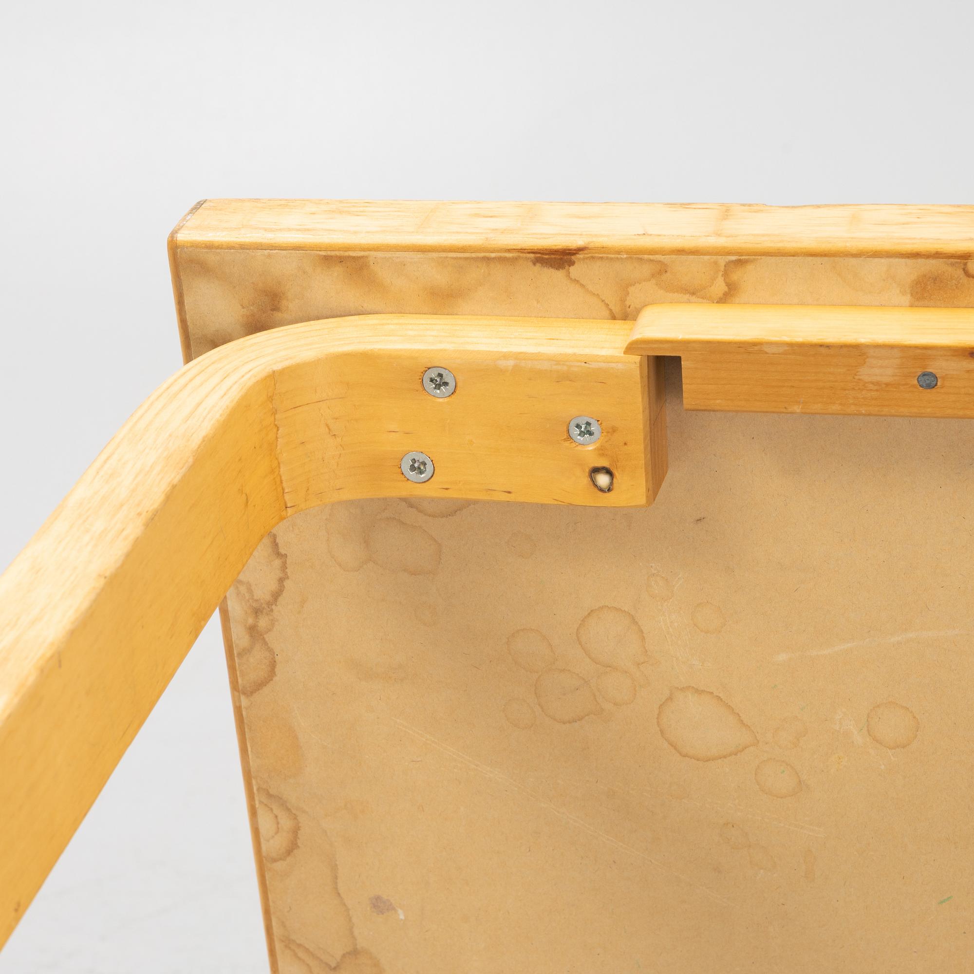 Alvar Aalto, bord, modell 816,  samt 3 st stolar, modell 65, Artek, 1900-talets mitt.