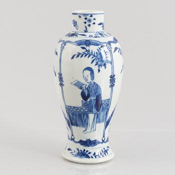 A blue and white porcelain vase, China, Qing dynasty, 19th century.