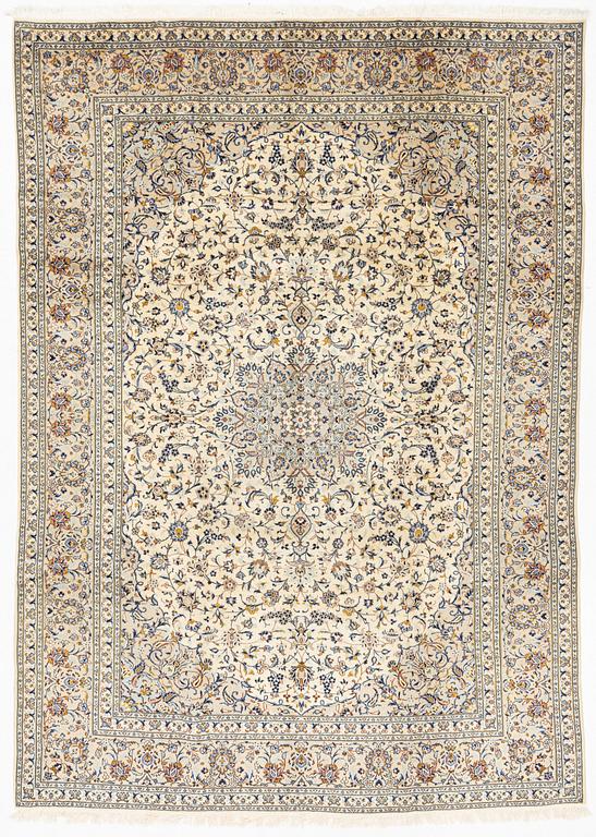 A carpet, semi-antique, Kashan, ca 398 x 281 cm.