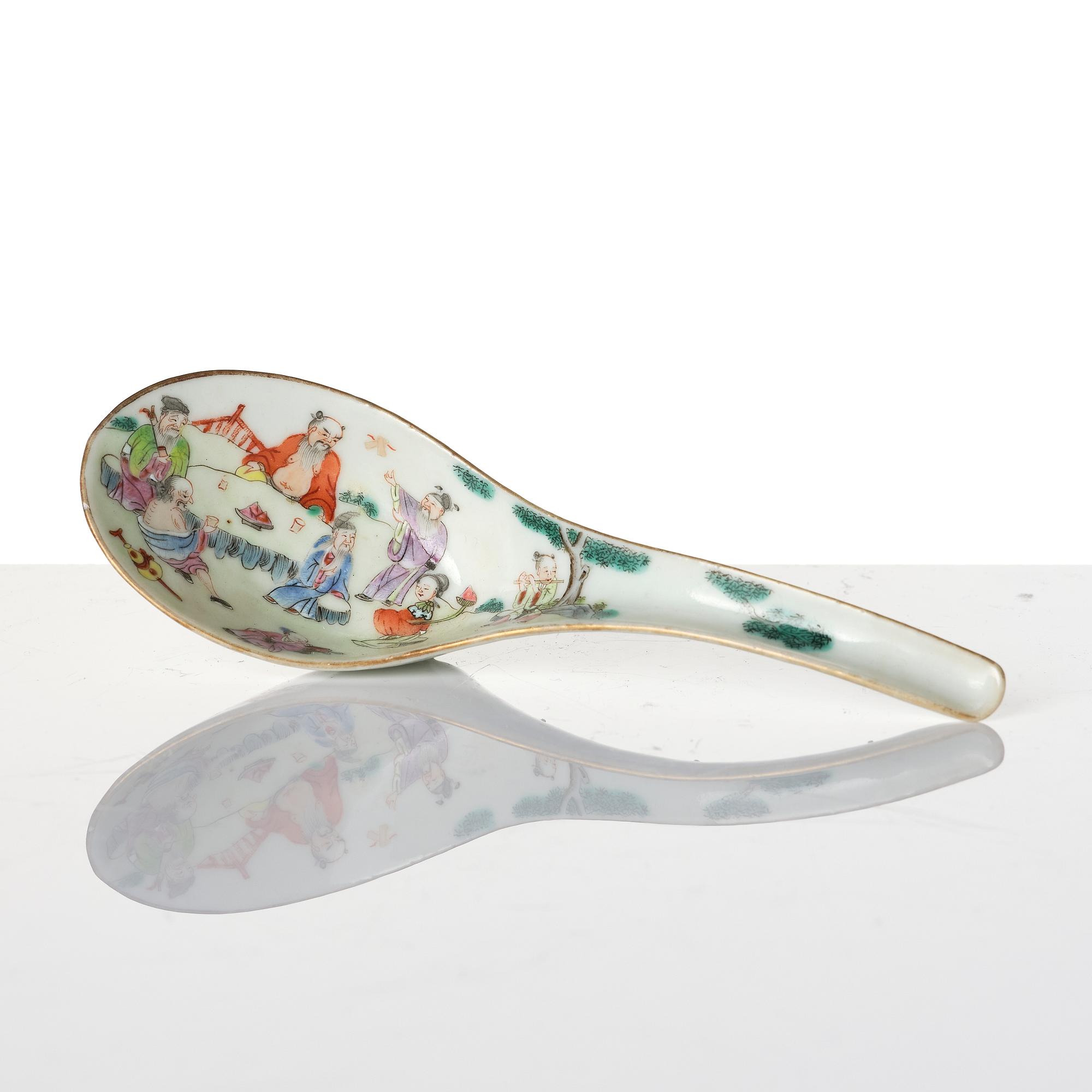 A Chinese porcelain dish and a spoon, late Qing dynasty / around 1900.