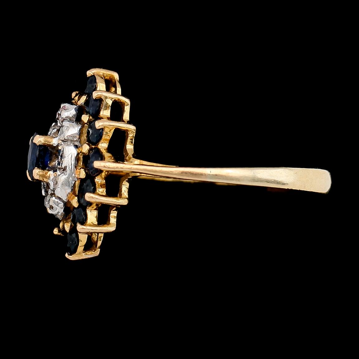 RING, 18K guld med diamanter och safirer. Total vikt ca 2,7 g.