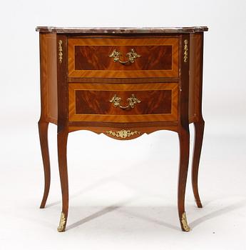 BYRÅ, gustaviansk stil, 1900-tal.