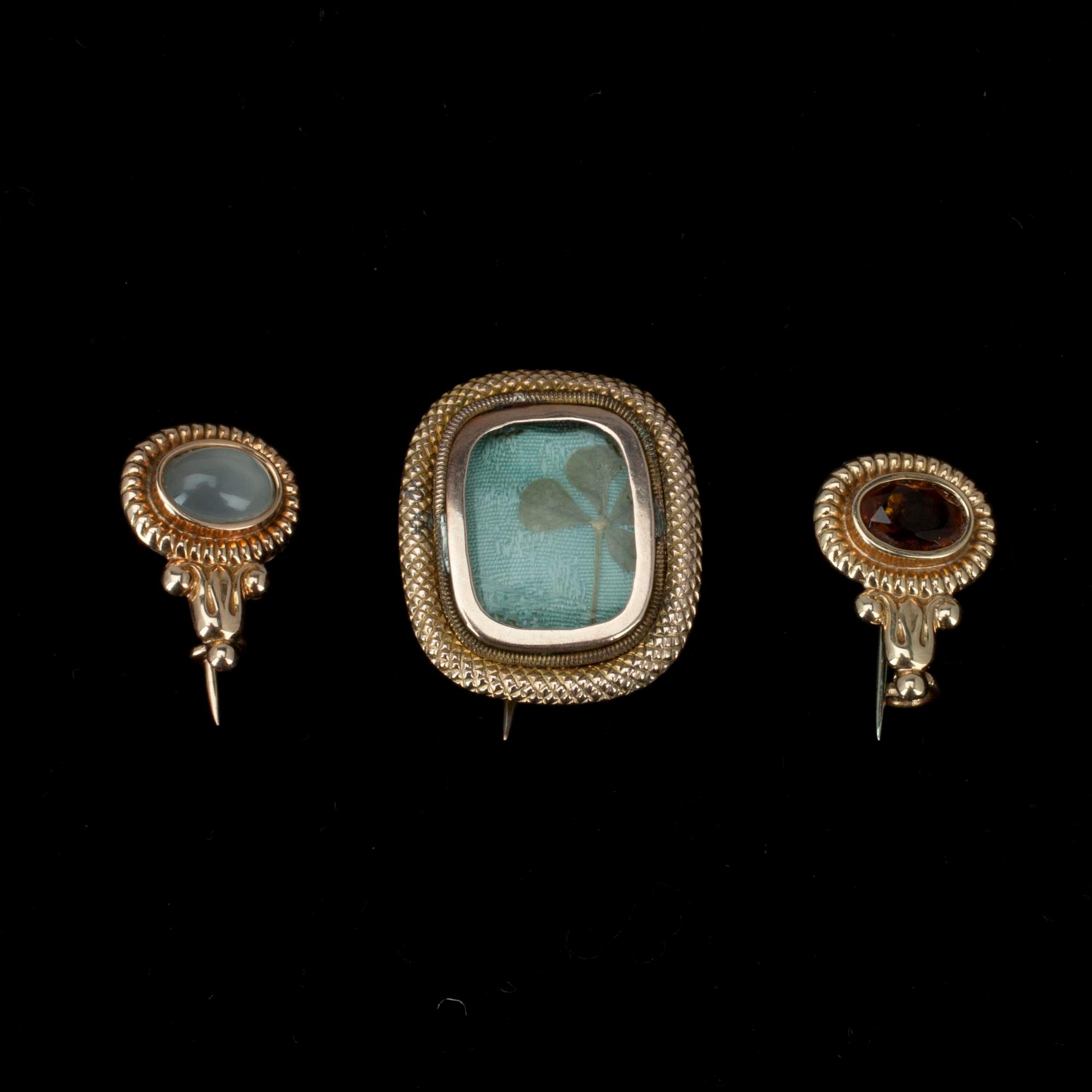 BROSCHER, 3 st, guld 14K, en daterad 1799.