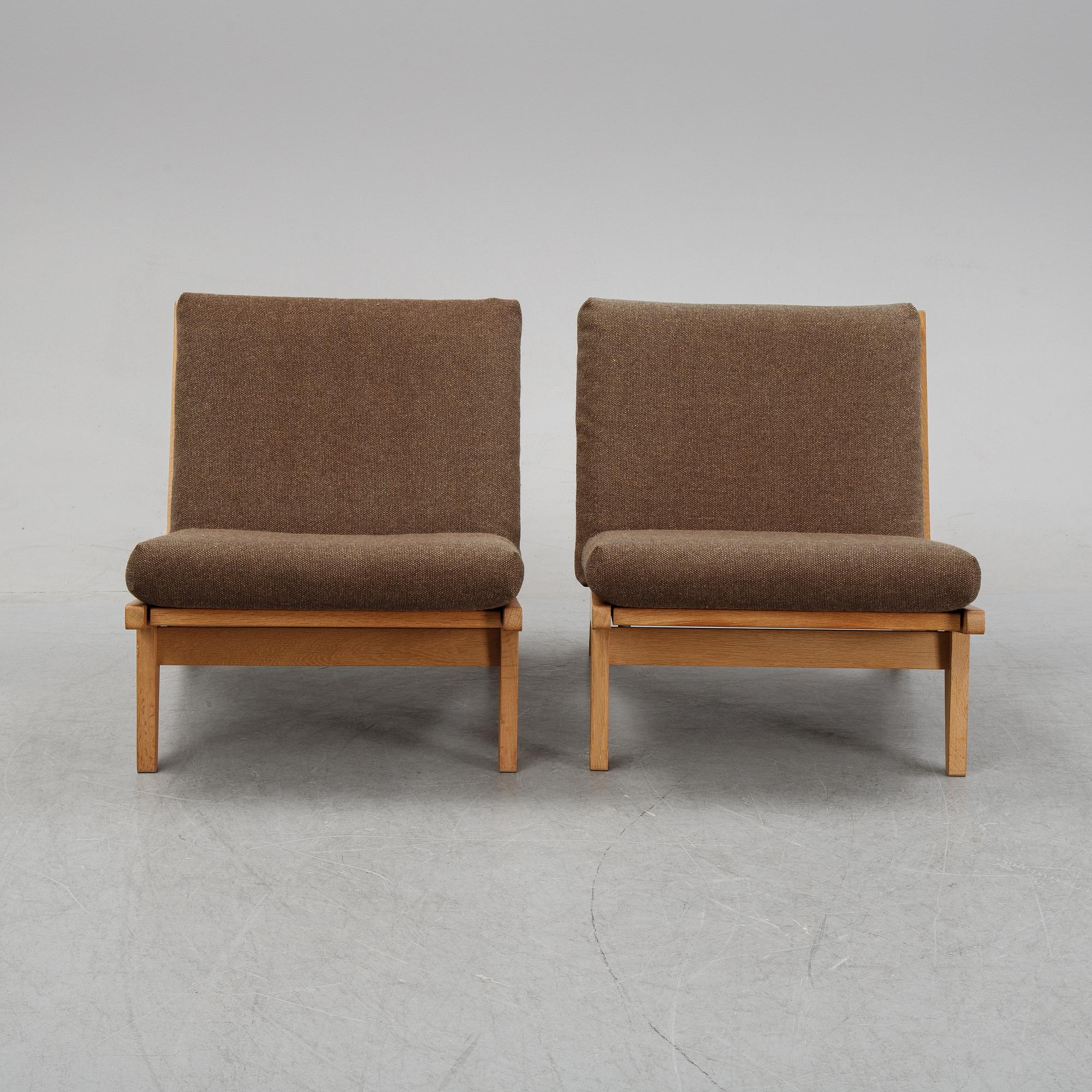 Hans J Wegner, a pair of oak easy chairs model 'GE-370', Getama, Denmark, second half of the 20th century.