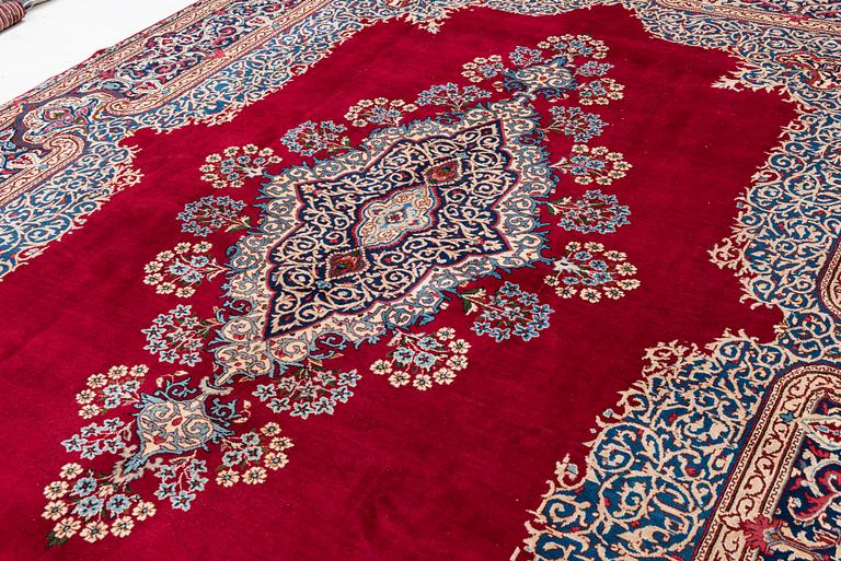 A Yazd carpet, approx. 418 × 297 cm.