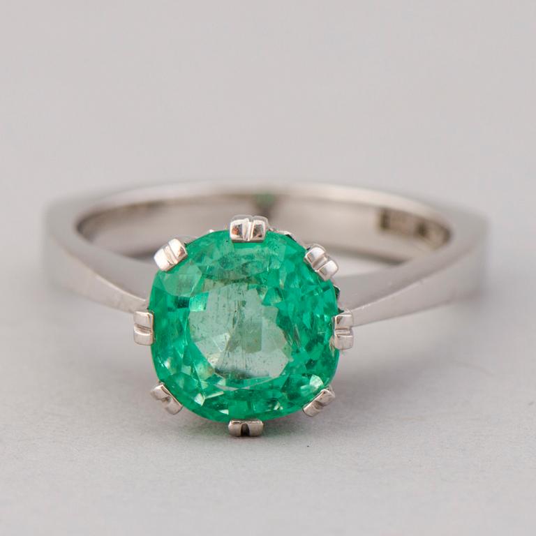 RING, fasettslipad smaragd, 18K vitguld. Rundqvist Guldsmedsatelje Kenneth, Malmö 1986.