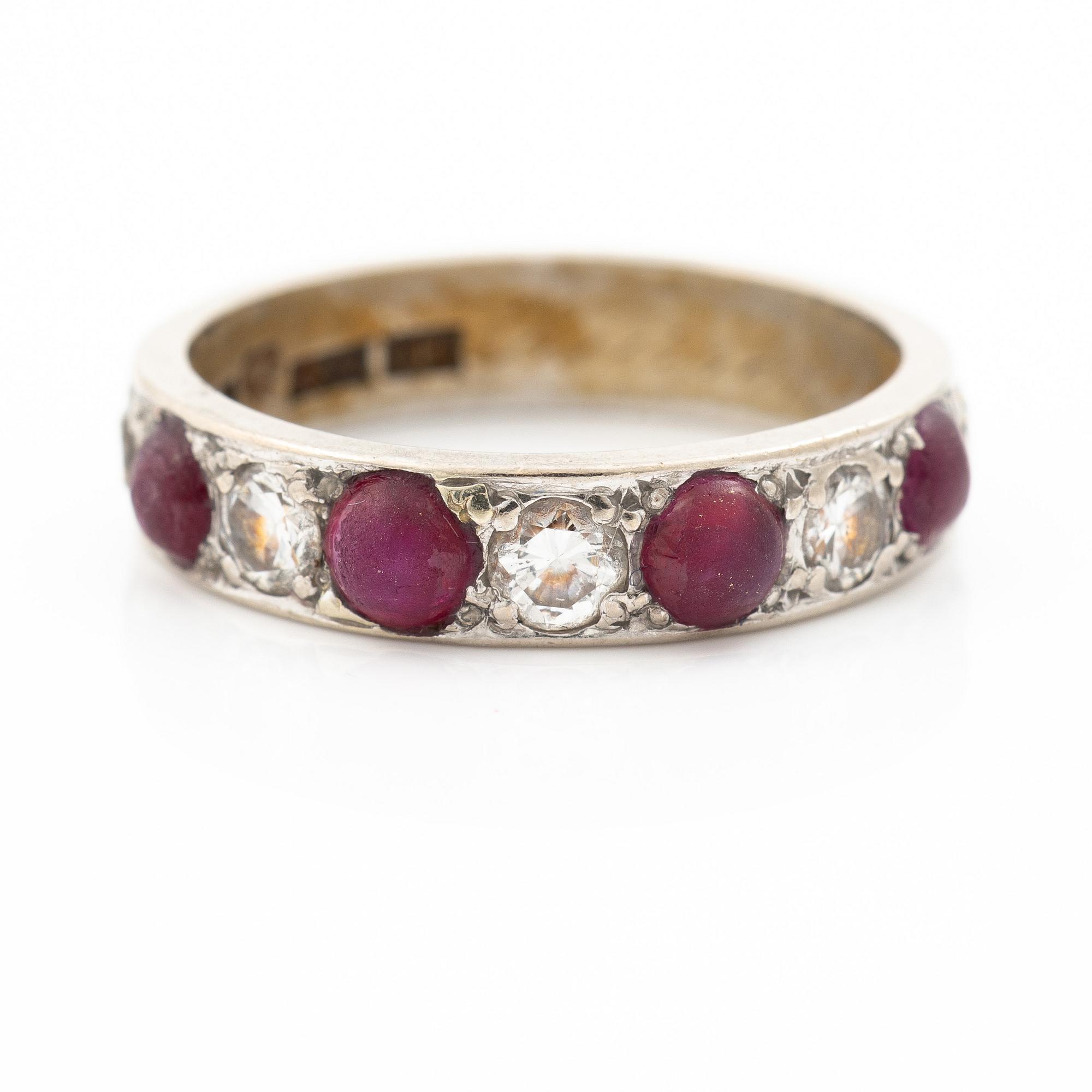 Ring in 18K white gold with rubies and brilliant-cut diamonds.
