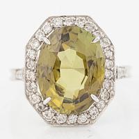 Ring, cocktailring 18K vitguld med krysoberyll och briljantslipade diamanter.