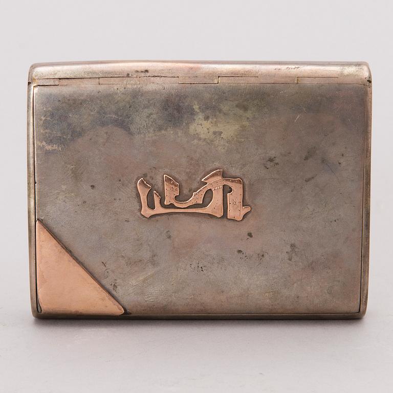 A cigarette case in silver (875) and gold, early 20th Century.