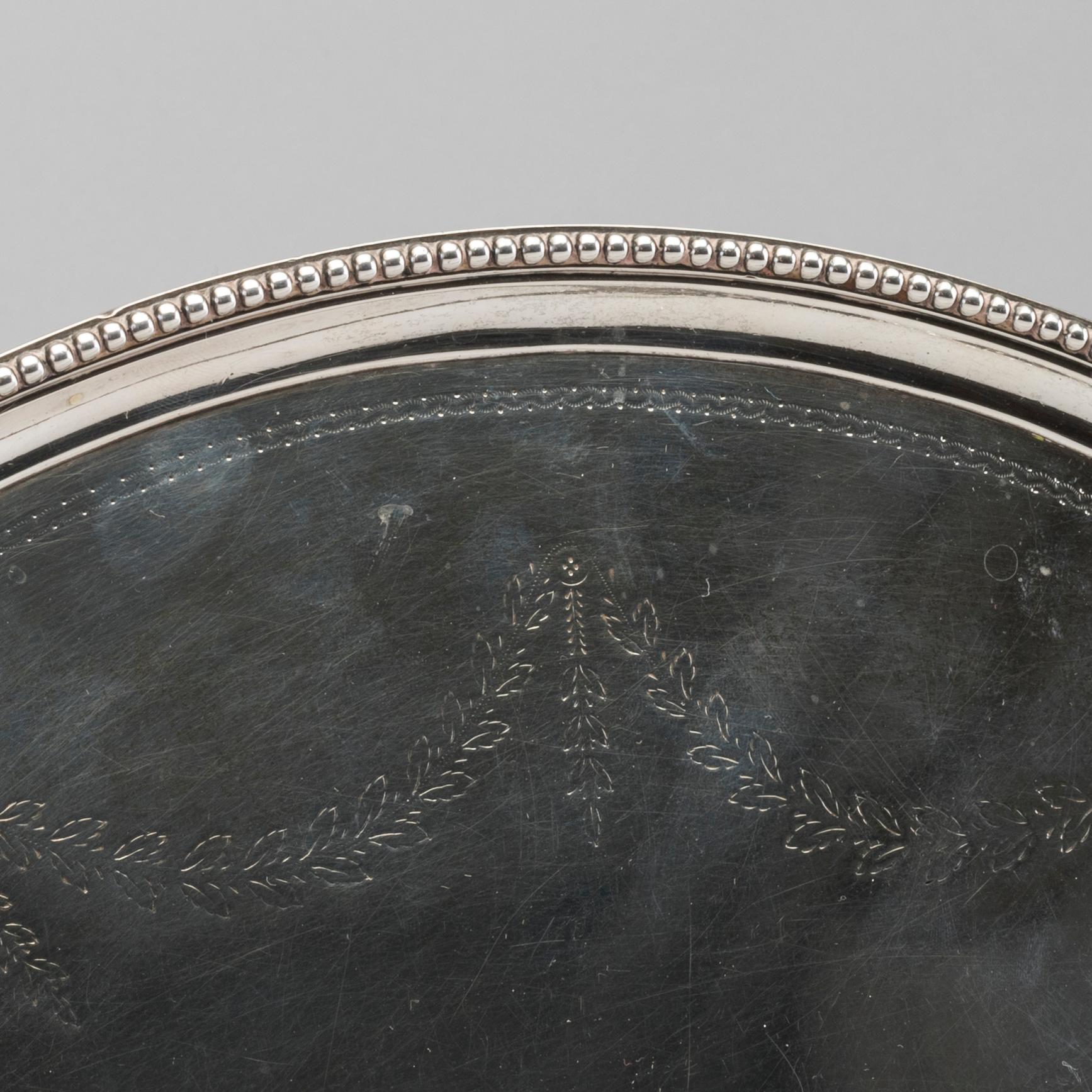 A SILVER SALVER BY JOHN CROUCH & THOMAS HANNAM, London 1782, weight c:a 1200 g.