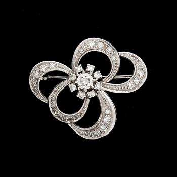 BROSCH, 10k vitguld med briljantslipade samt åttkantslipade diamanter ca 0,50ct. Vikt ca 5g.