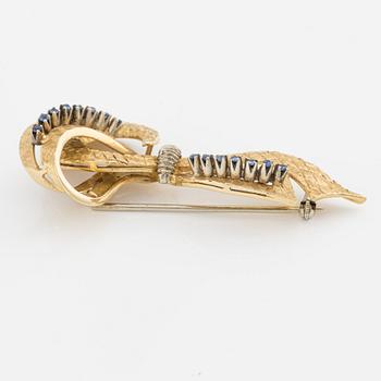 Brooch, 18K gold in the shape of a bow with sapphires, Italy.