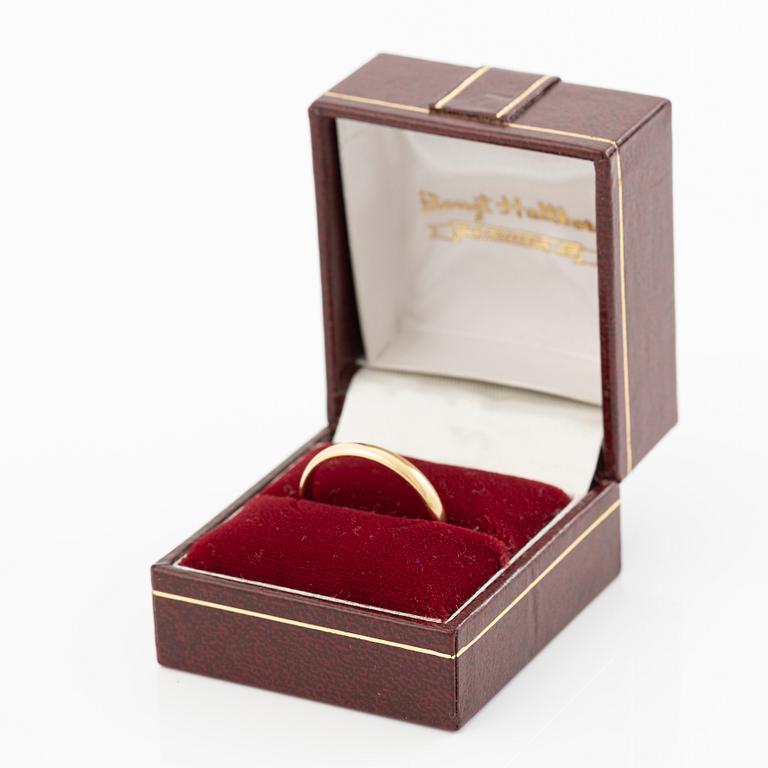 18K gold ring.