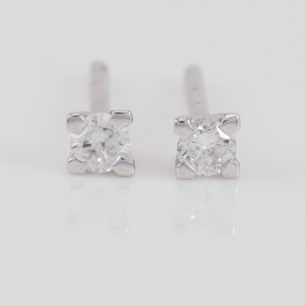 ÖRHÄNGEN, 1 par, 18K vitguld och diamanter tot ca 0.18 ct.