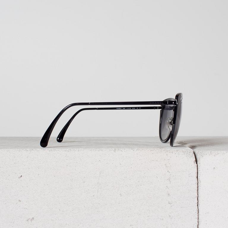 SOLGLASÖGON från Chanel.