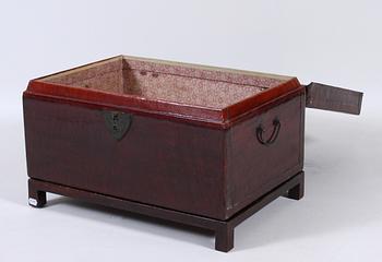 KISTA PÅ BENSTÄLLNING, orientalisk, 1800/1900-tal.