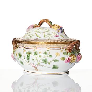 Terrin med lock, porslin. Royal Copenhagen, "Flora Danica", Danmark, omkring 1900.