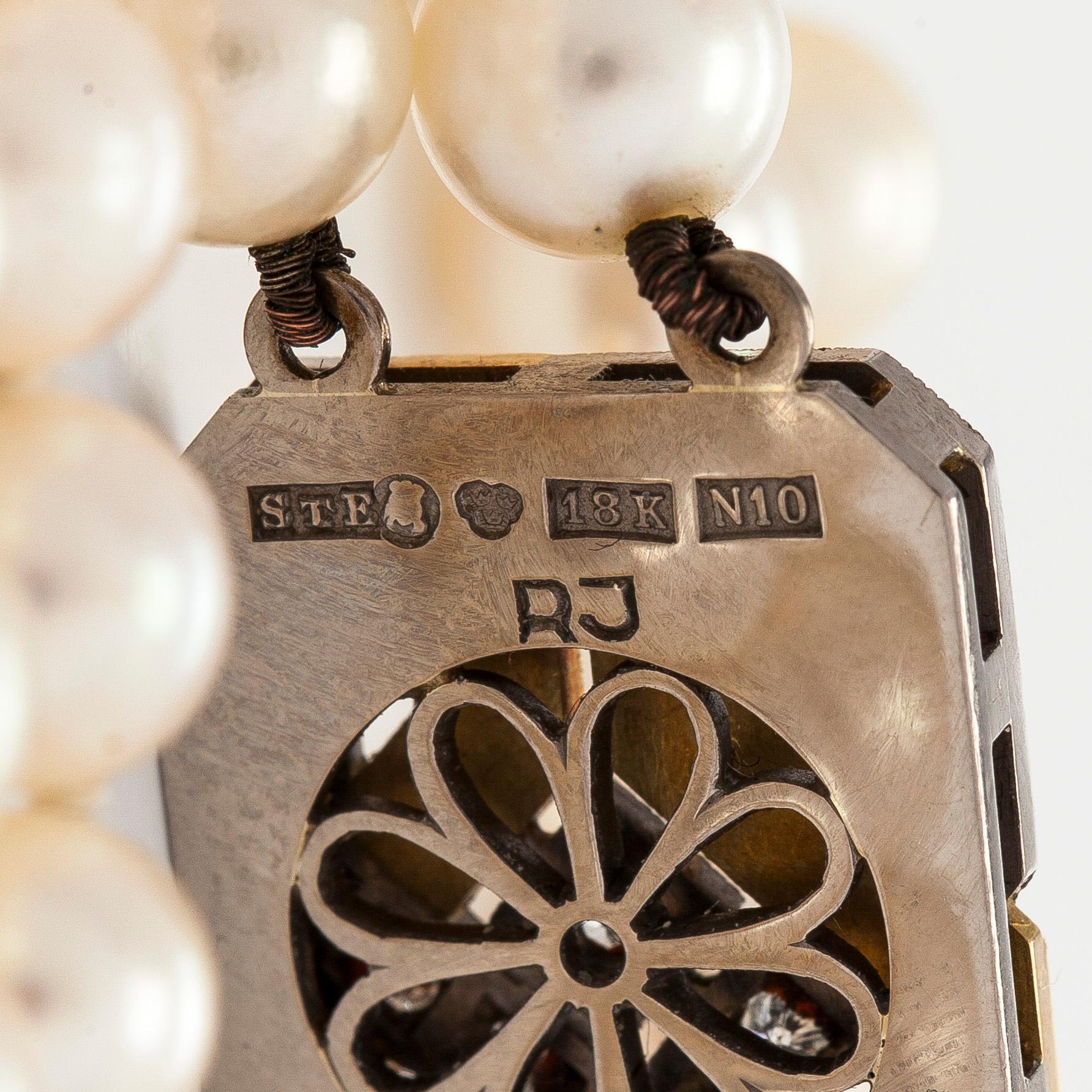 Pärlcollier, lås 18K guld med diamanter. St Eriks Silversmedja, Stockholm, 1987.