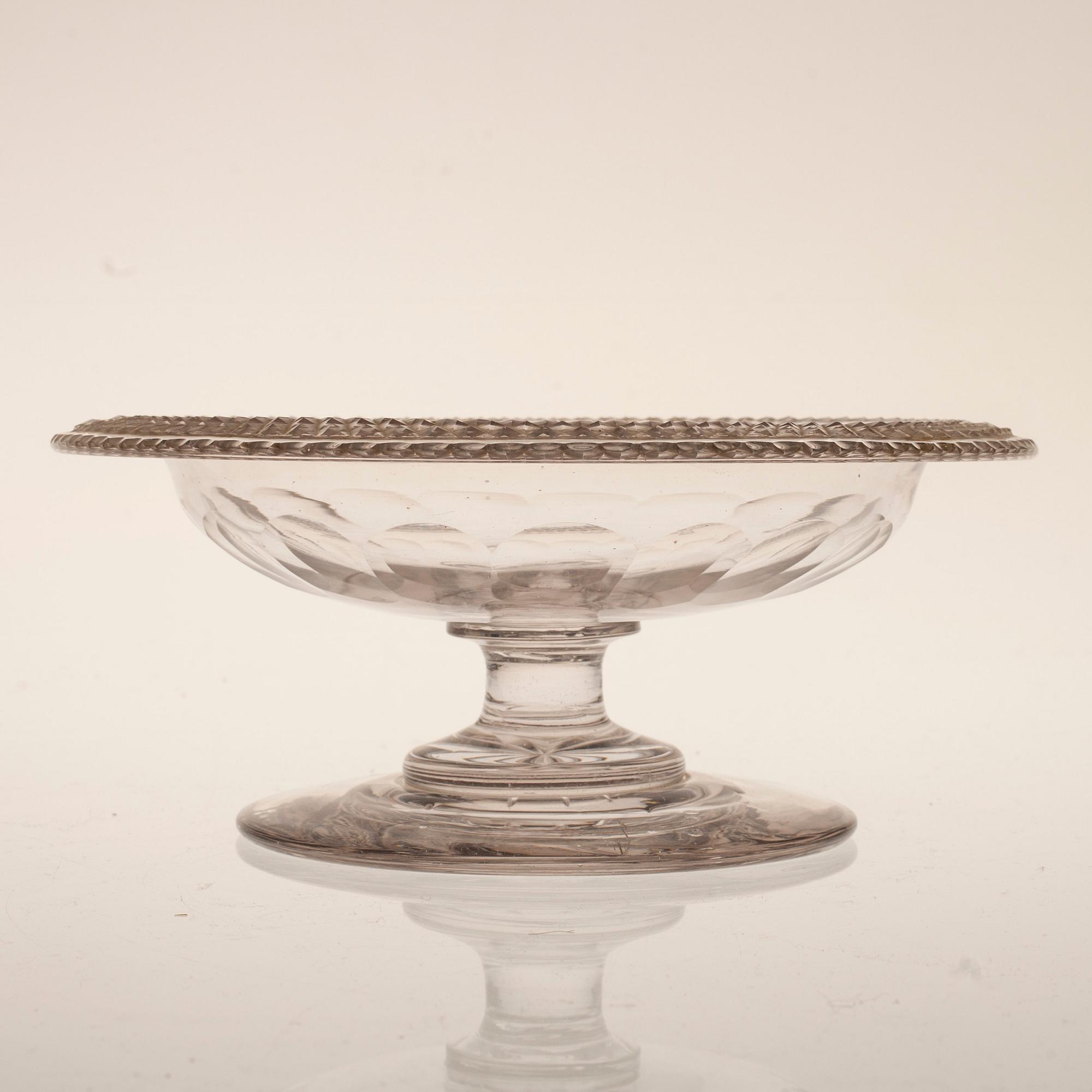 PARTI GLASFÖREMÅL, 5 delar, 1700/1800-tal.