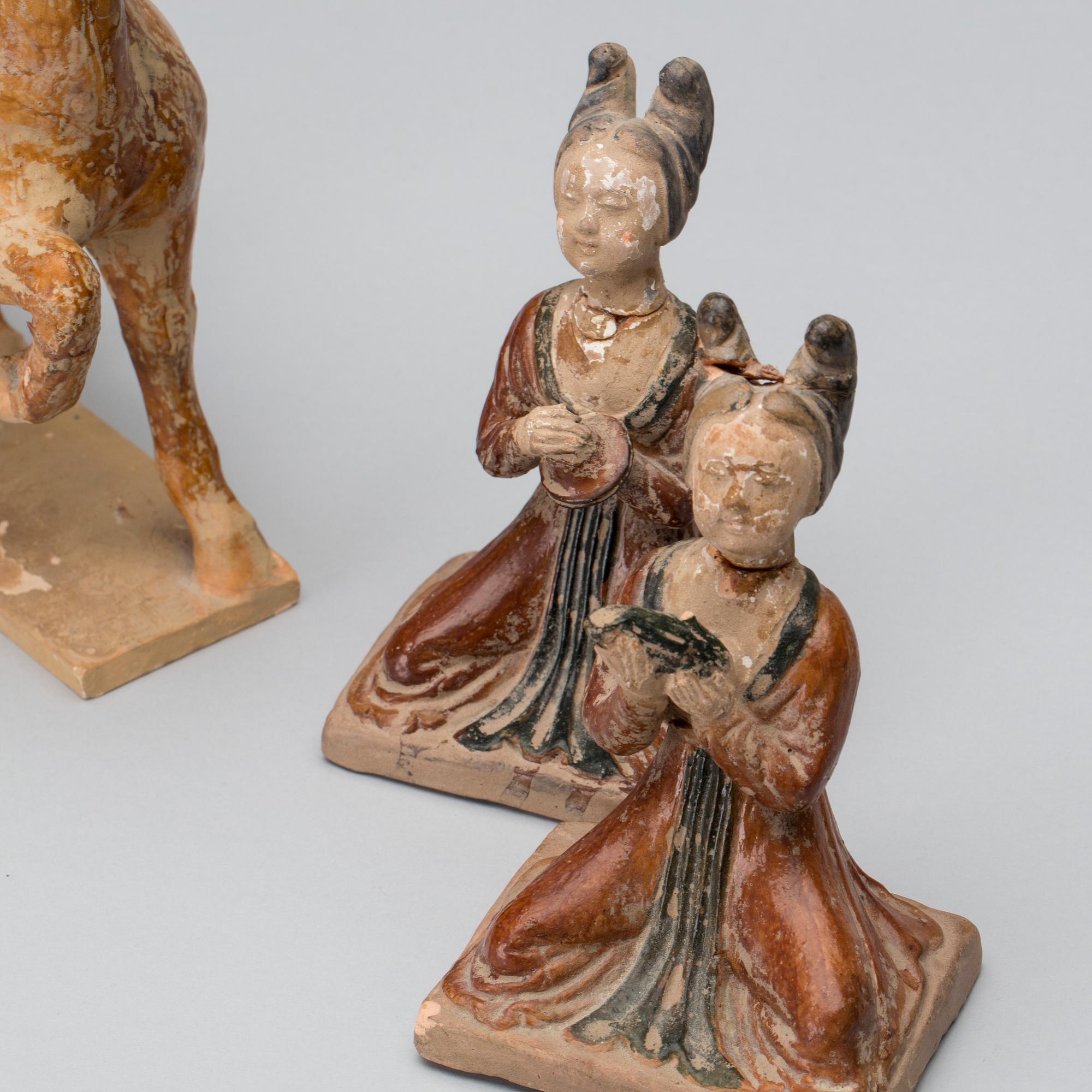 FIGURINER, 3+1, lergods, Kina, Tang-stil, 1900-tal.
