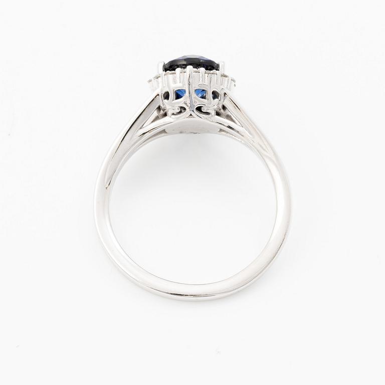 Ring 14K white gold with synthetic sapphire and brilliant-cut diamonds.
