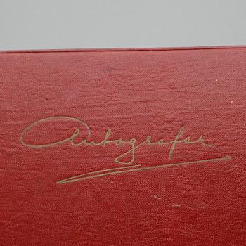 PARTI AUTOGRAFER OCH FOTOGRAFIER, bla Sickan Carlsson, Bibbi Andersson, Povel Ramel. 1950-70-tal.