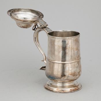 STOP, silver, märkt "I.L.", London, troligen 1725. Vikt ca 985 gram.