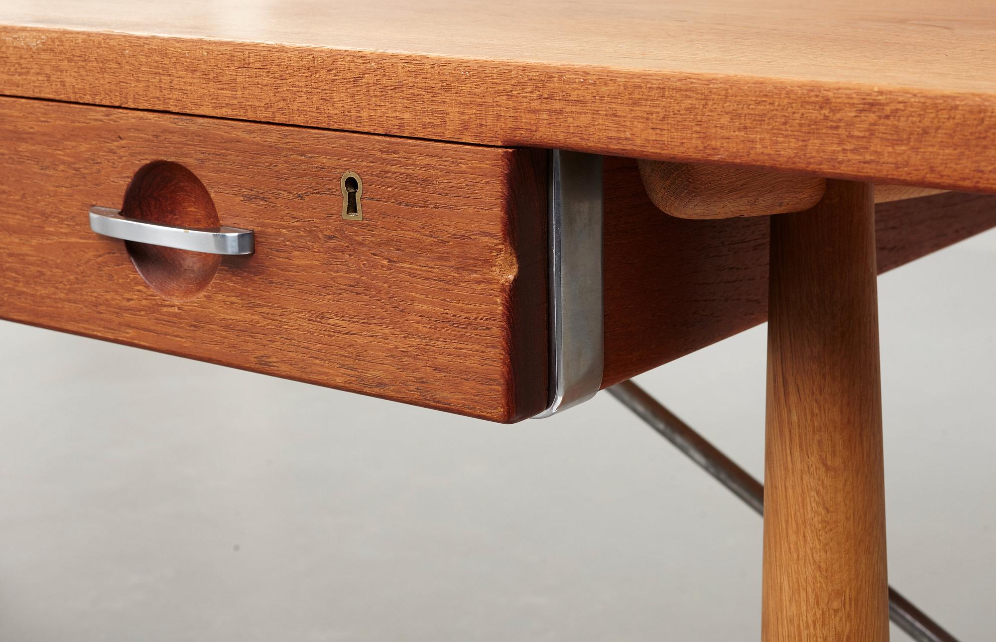 Hans J. Wegner, skrivbord, teak och ek med stålstag, "JH 571", Johannes Hansen, Danmark 1950-60-tal.