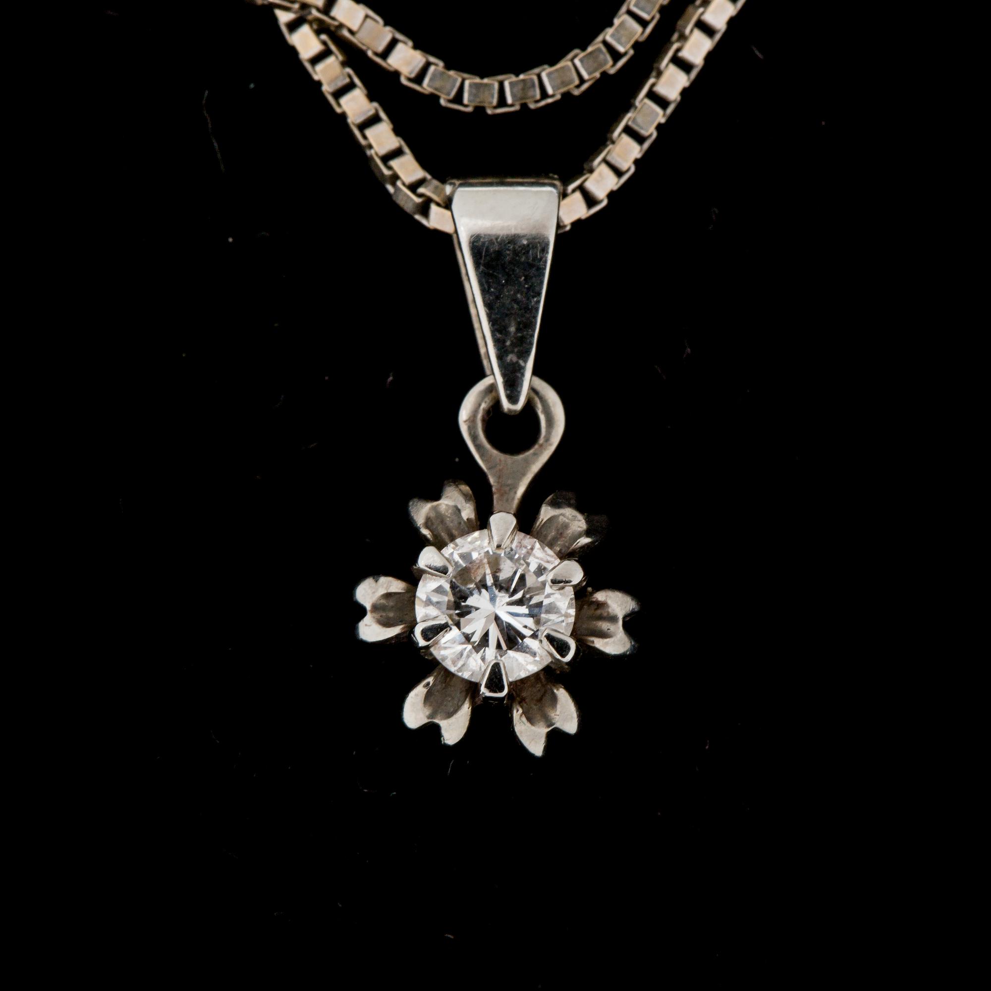 HÄNGE MED HALSKEDJA, 18 k vitgild med briljantslipad diamant ca 0,35 ct. Vikt ca 6 g.