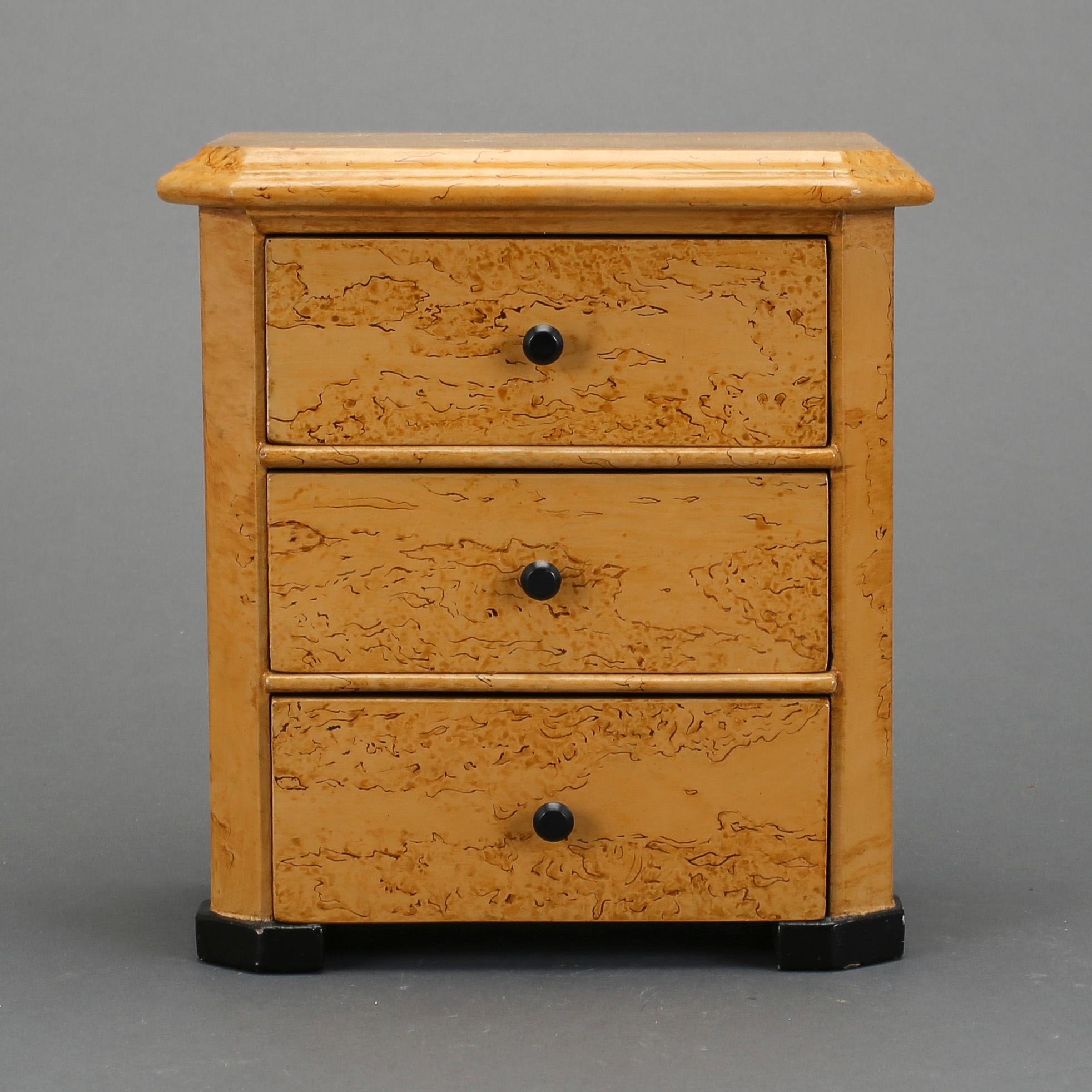 SMYCKESSKRIN / BARNBYRÅ, rotfanér, sent 1800-tal.