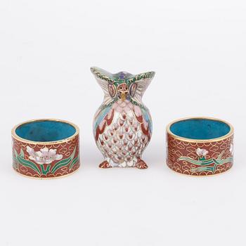 FIGUR samt SERVETTRINGAR, 3 delar cloisonné, 1900-tal.