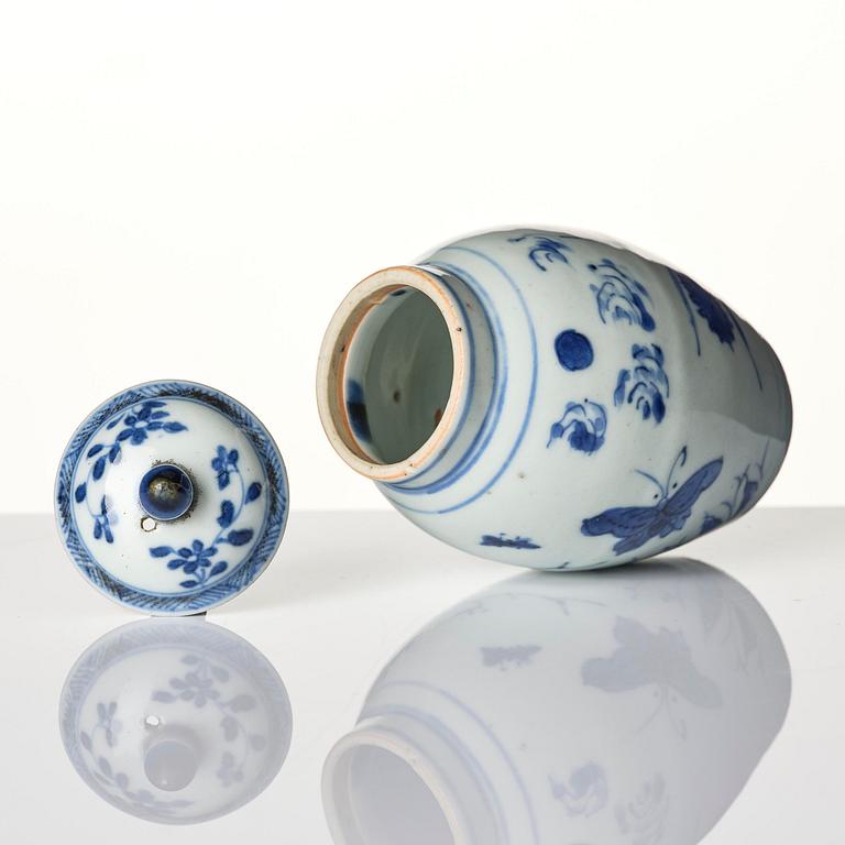 A blue and white jar, and a dish Tianqi/Chongzhen, mid 17th century.