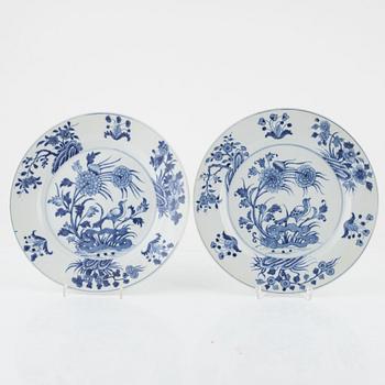 A pair of blue and white plates, late Qing dynasty.