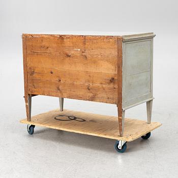 A chest of drawers, early 19th century.