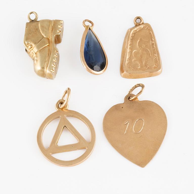 BERLOCKER, 5 st, 14 respektive 18K guld samt blå paste. Vikt 4,9 gram.