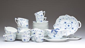SERVISDELAR, 57 delar. Porslin, "Lökmönstret" Bing & Gröndal.