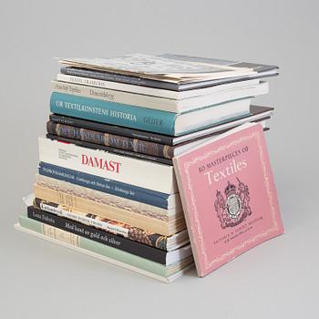 BOOKS AND BOOKLETS, 21 pieces, subject: damask, printed textiles and related topics.