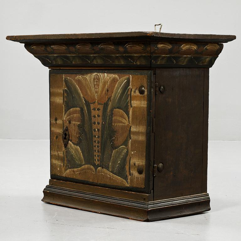 HÄNGSKÅP, allmoge. Rättvik, Dalarna, 1700-talets senare del.