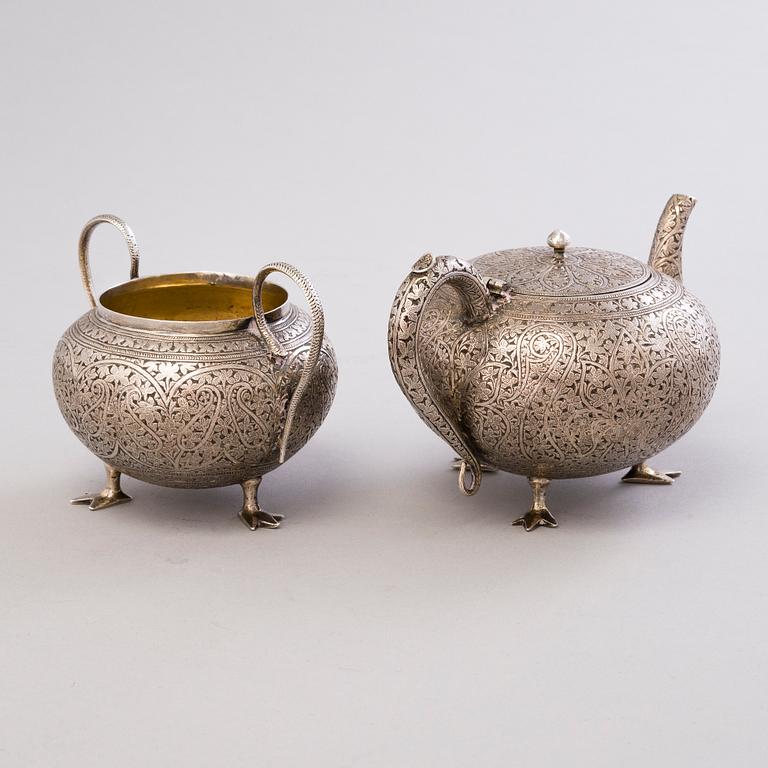 BRICKA med TEKANNA och SOCKERSKÅL, silver, finska kontrollstämplar Harry Bergman, Helsingfors 1964.