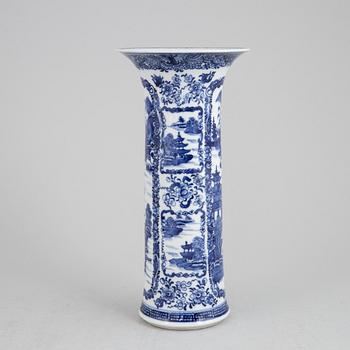 A blue and white porcelain serving dish and vase, Qingdynasti, Qianlong (1736-1795), and late 19th century.