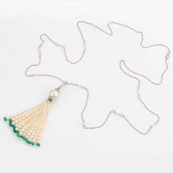 COLLIER, med odlade pärlor , diamanter och smaragdpärlor.