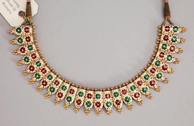 HALSBAND, guld samt emalj, troligen Asien, 1900-talets andra hälft. Tot vikt ca 44 g.
