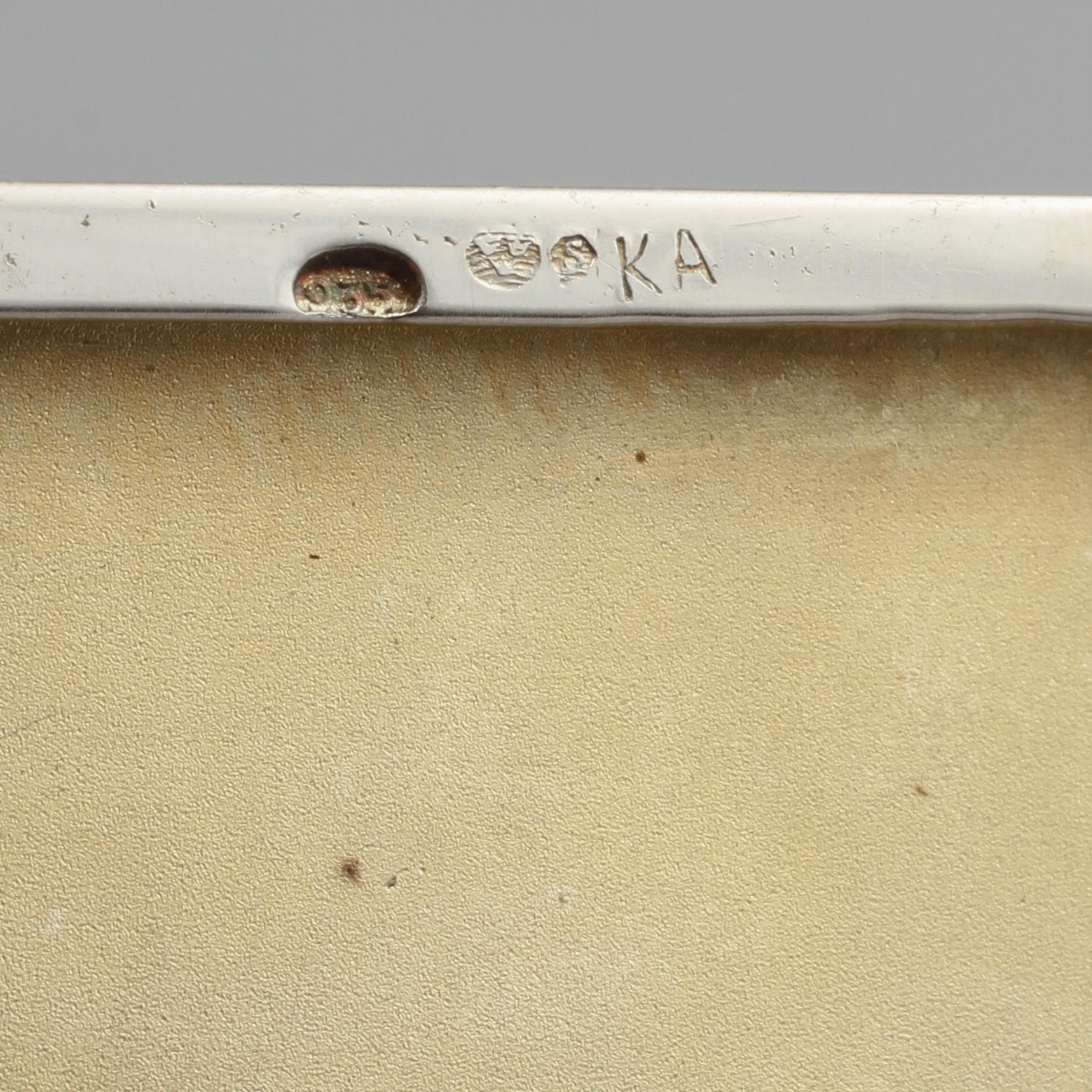 CIGARETTETUI, silver, importstämplad, omkring 1900-talets mitt. Vikt 95 g.