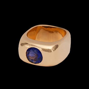 982. RING, rödguld med rund fasettslipad tanzanit.
