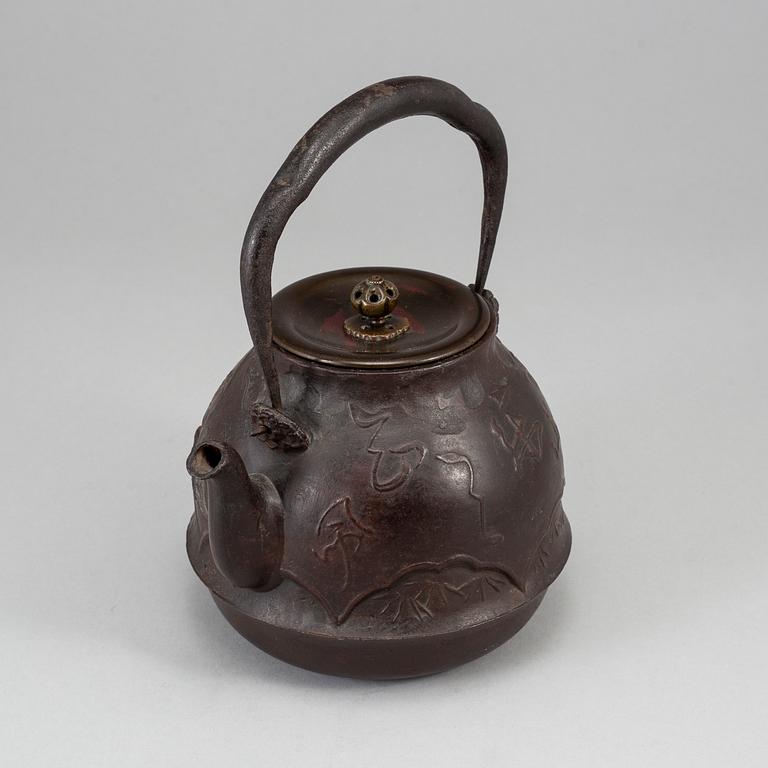 TEKANNA med LOCK, järn och brons. Japan, signerad.