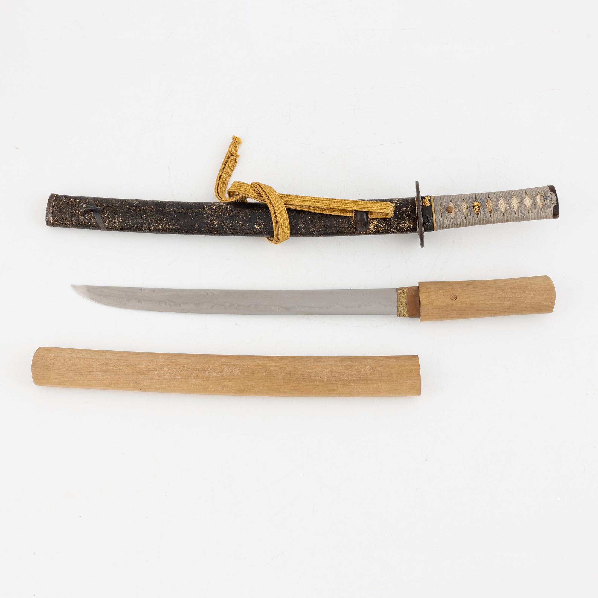 A mei tanto. Echizen  Kanenori (越前住兼則). In shirasaya with koshirae.